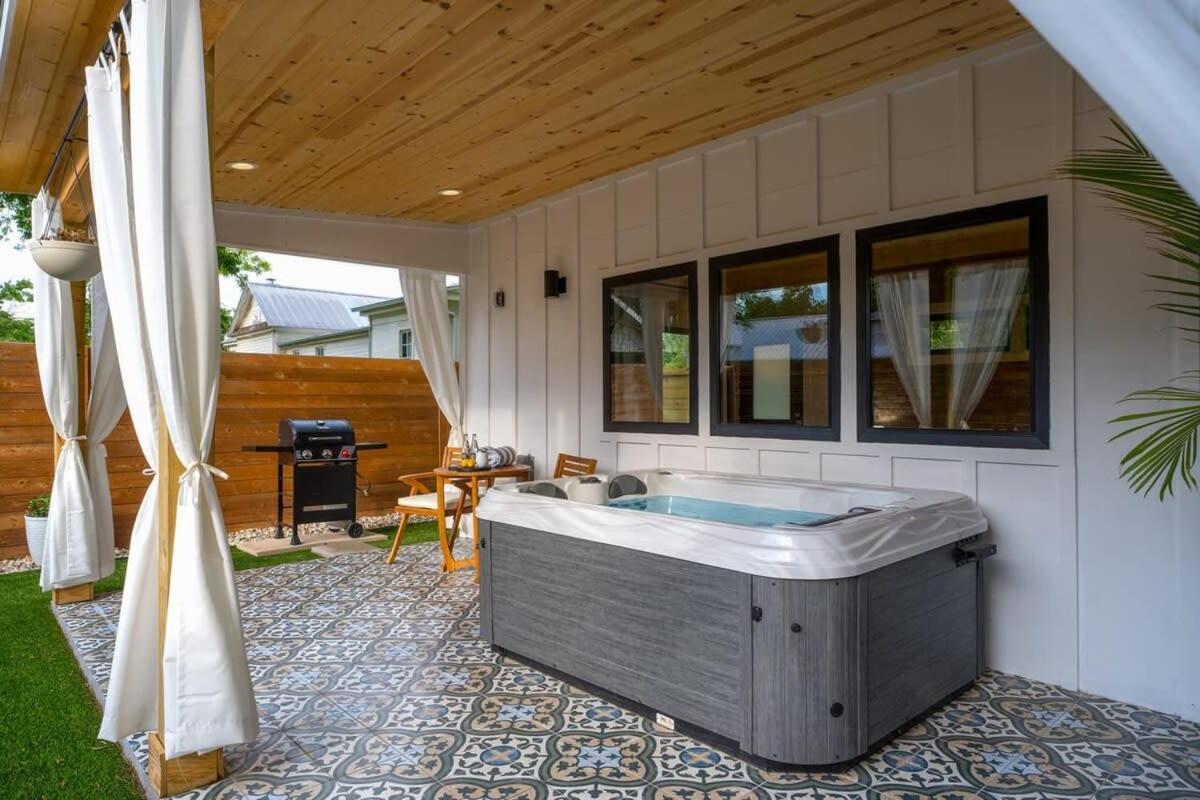 Petit Paradis Studio With Hot Tub Fredericksburg Exteriör bild