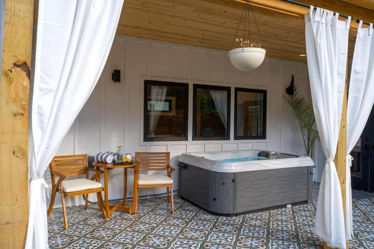 Petit Paradis Studio With Hot Tub Fredericksburg Exteriör bild