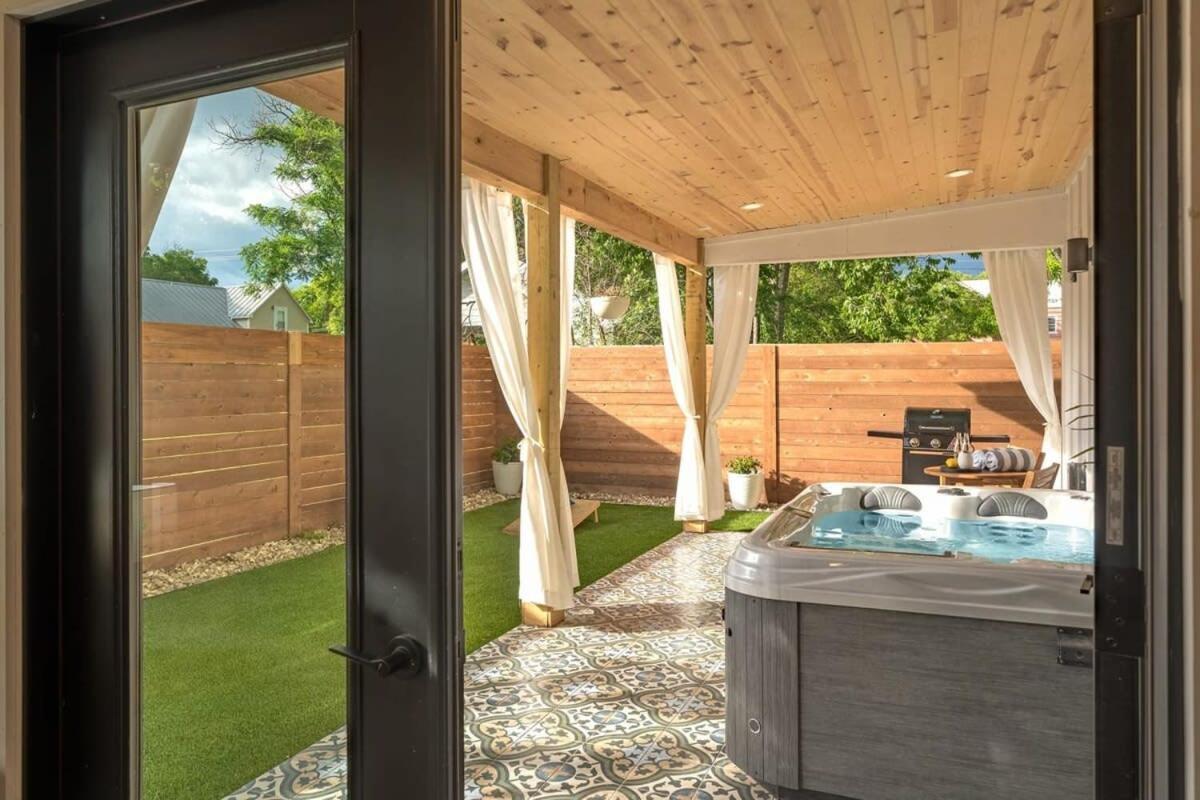 Petit Paradis Studio With Hot Tub Fredericksburg Exteriör bild